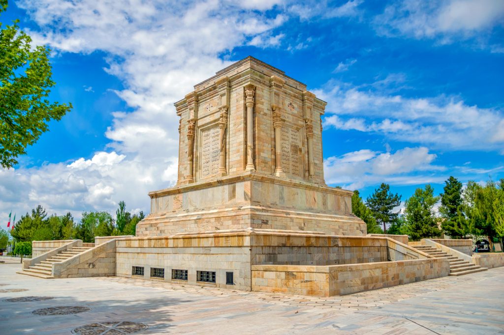 لرزاده، استاد معماری 6 آرامگاه فردوسی، معماری ناب